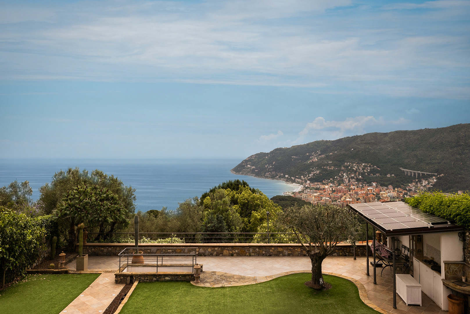 La vista dal terrazzo di Villa onde, una case con piscina in liguria di Vayadù