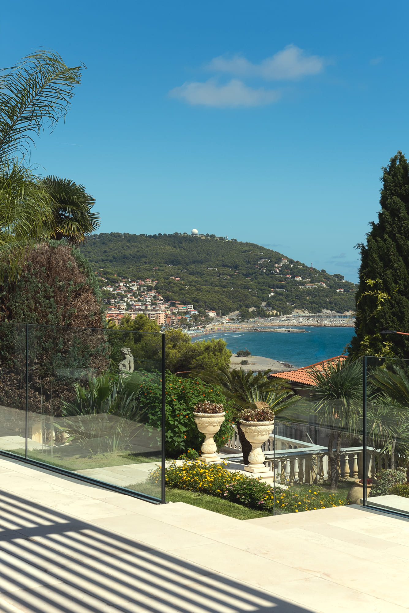 La vista sul parco e sul Golfo dalla villa esclusiva con piscina ad Andora